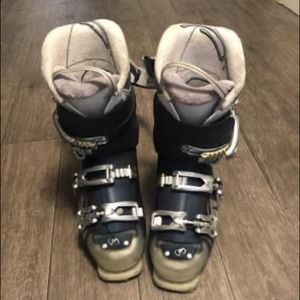 Women’s ski boots